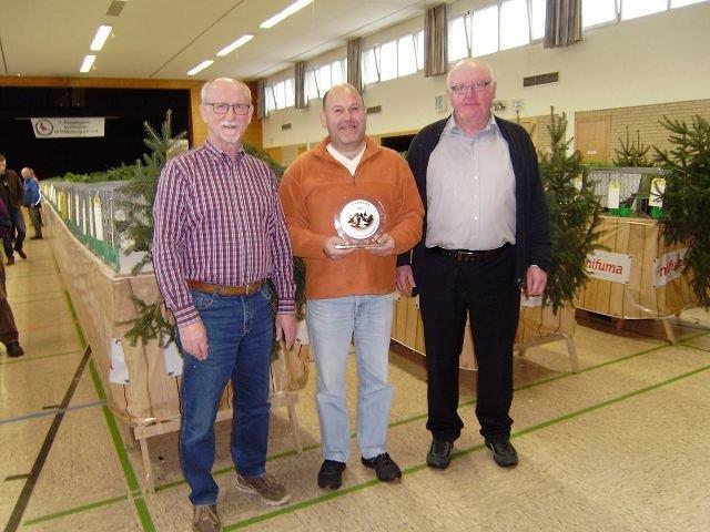 Friedhelm Rose und Walter Schuchardt mit dem Championgewinner 2017 Stefan Schade in der Mitte