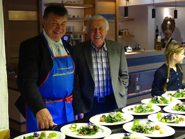 Rudi Kreher mit Willi Riegel beim Kochevent